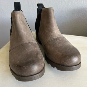 NWOT Sorel Emelie Chelsea waterproof bootie, women’s size 5. Tan/black.